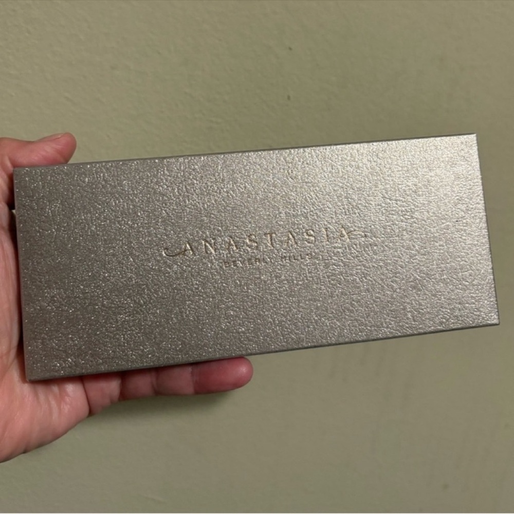 Anastasia Beverly Hills Rose Metals Eyeshadow Palette .